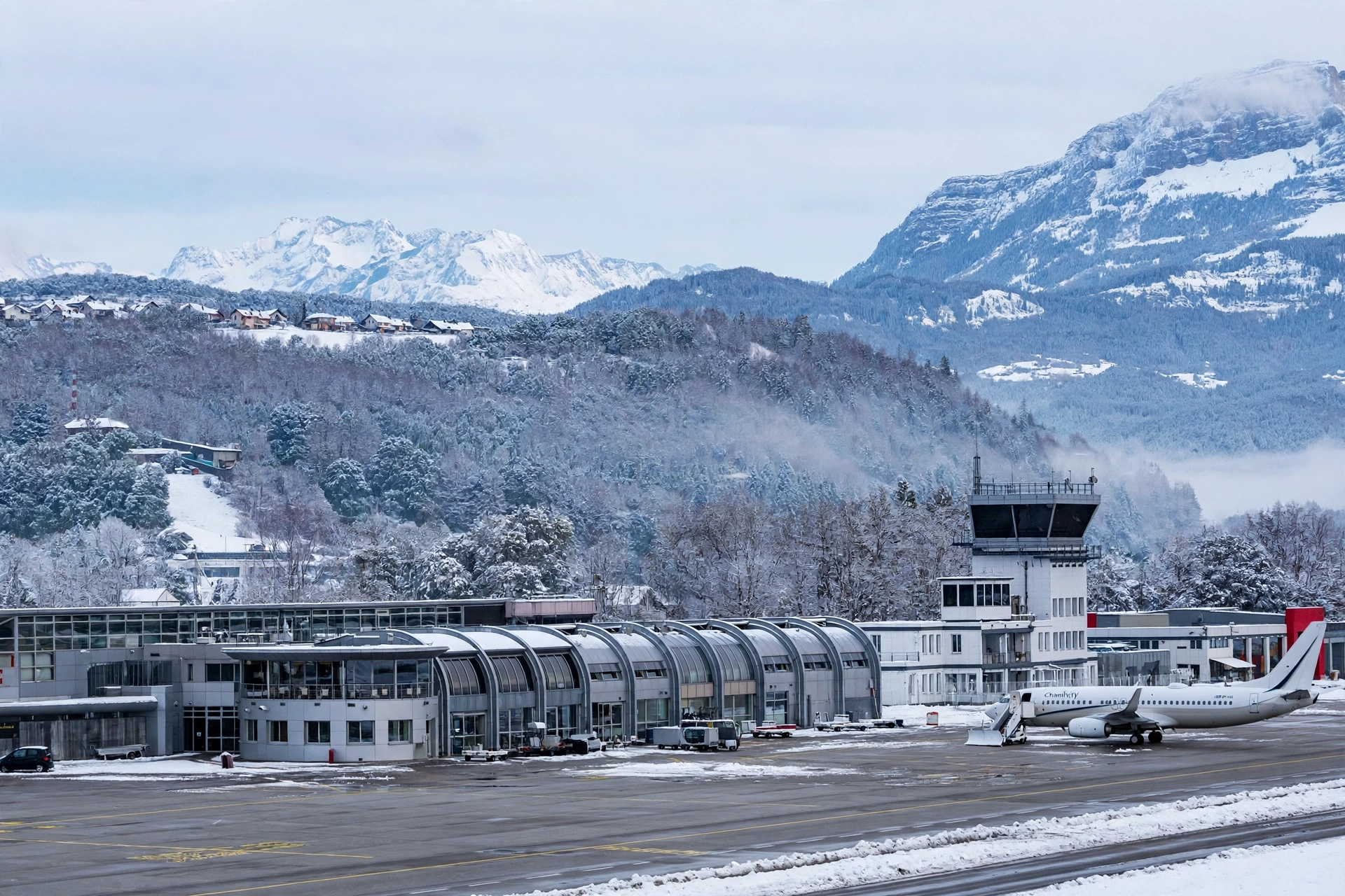 Aéroport de Chambéry Savoie Mont Blanc, terminal avec les Alpes enneigées en arrière-plan